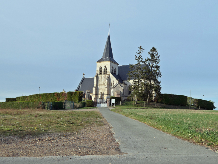 Vue sur l'église isolée - Saint-Sulpice