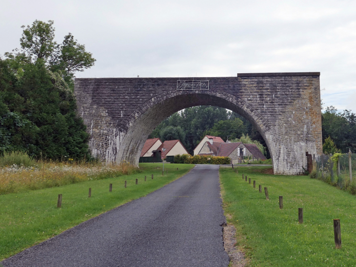 Le pont de la ligne de chemin de fer inachevée Aulnay sous Bois - Verberie - Saint-Vaast-de-Longmont