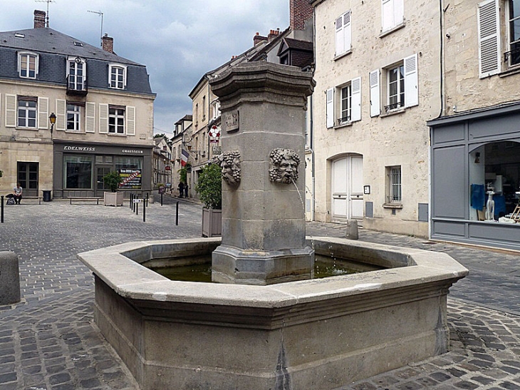 La place Henri IV - Senlis