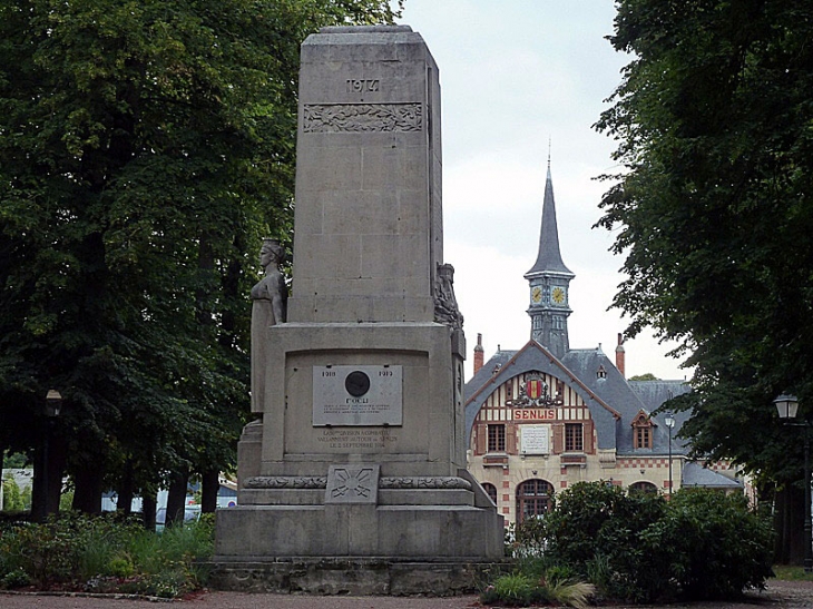 Le monument aux morts et l'ancienne gare - Senlis