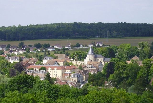 Trie-Château vu du chemin des Croux
