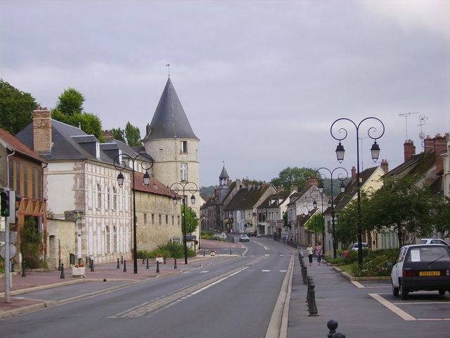 Trie-Château rue Nationale