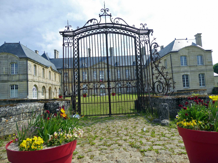 L'entrée du château - Villers-sous-Saint-Leu