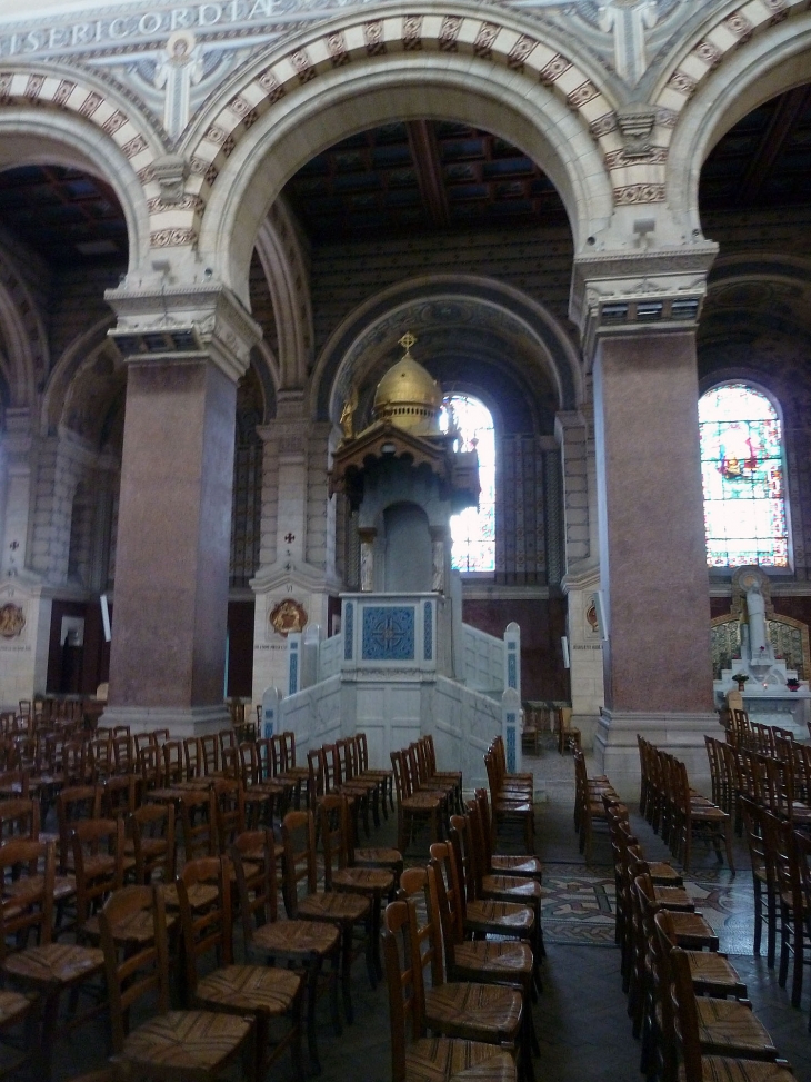 Dans la basilique Notre Dame de Brébières  - Albert