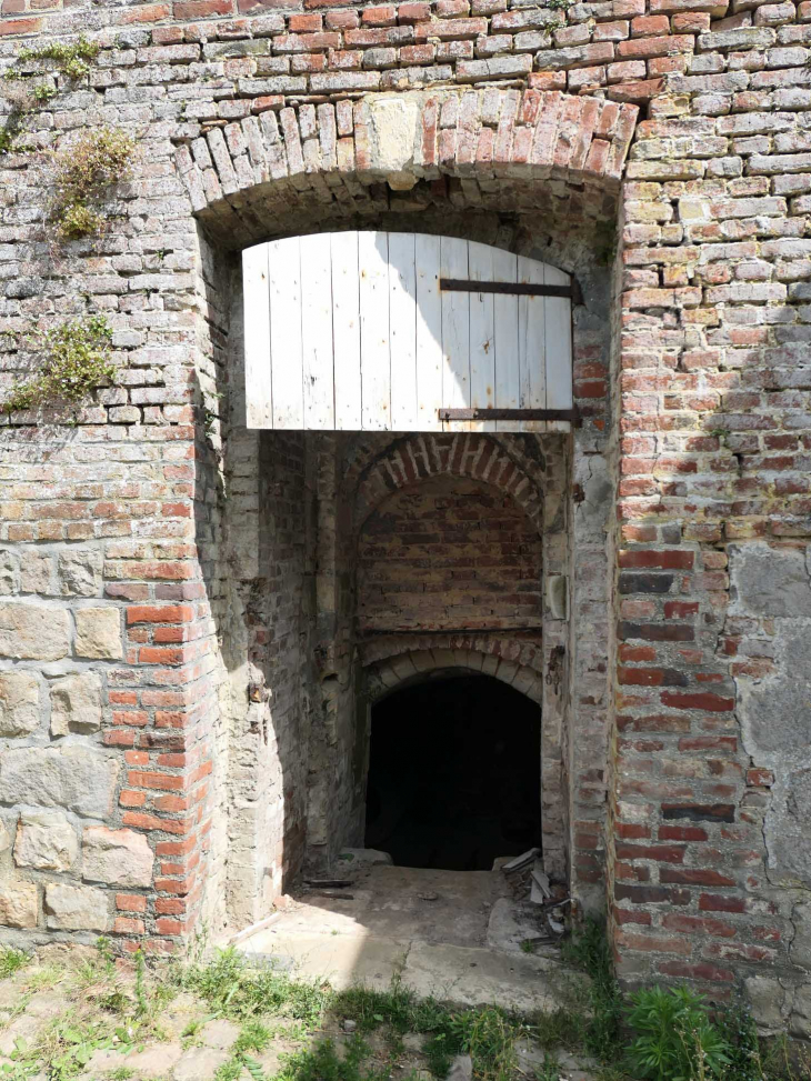 Accès aux caves dans la cour du château - Beaufort-en-Santerre