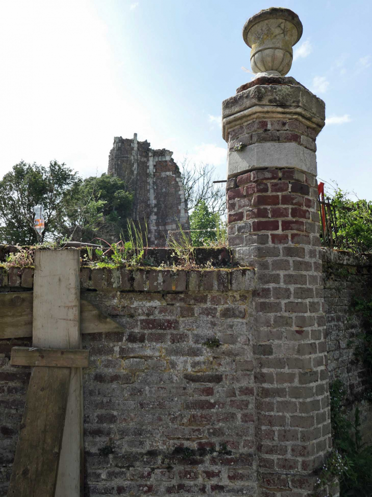 Le mur d'enceinte du château - Beaufort-en-Santerre