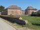 les murets de l'ancienne mare devant la ferme