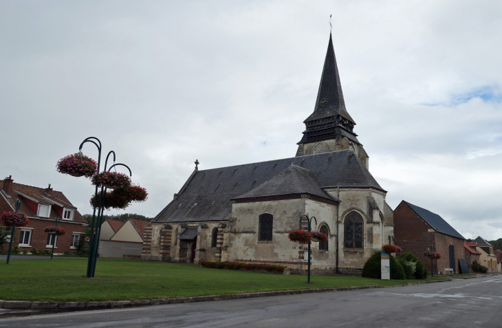 L'église dans le village - Cerisy