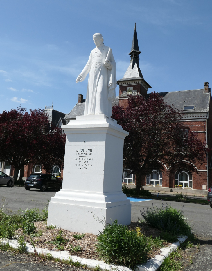 La statue du grammairien Lhomond sur le Grand Place - Chaulnes