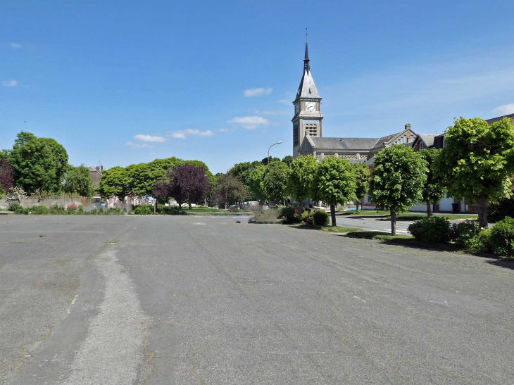 La grand place : vus sur l'église Saint Didier - Chaulnes