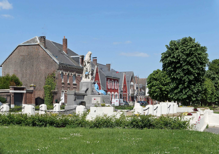 Le monument aux morts au bout de la grand place - Chaulnes