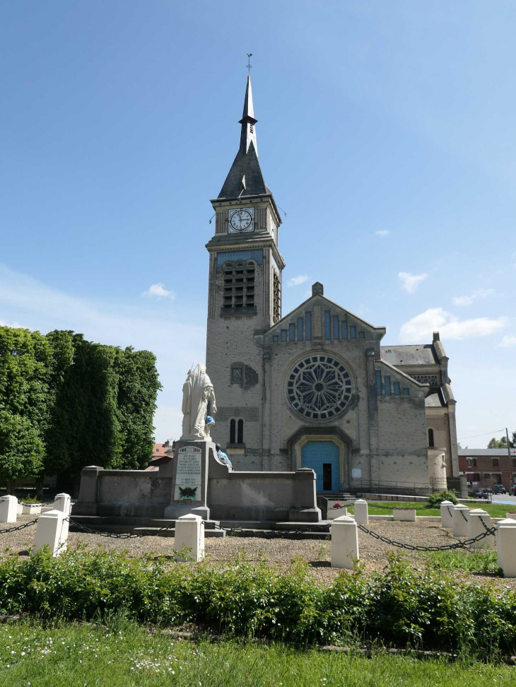 Le monument aux morts face à l'église Saint Didier - Chaulnes