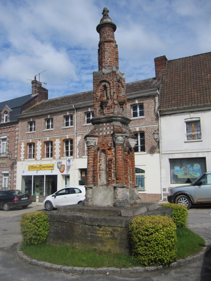 Monument sur la place du marché  - Crécy-en-Ponthieu