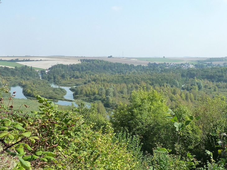 Vue du belvédère de Vaux : le village dans la vallée de la Somme - Curlu