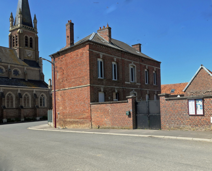 La mairie et l'église - Étinehem