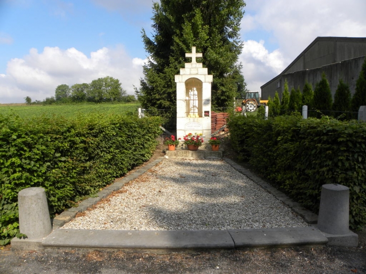Chapelle à l'entrée du village, en venant de Manancourt - Étricourt-Manancourt