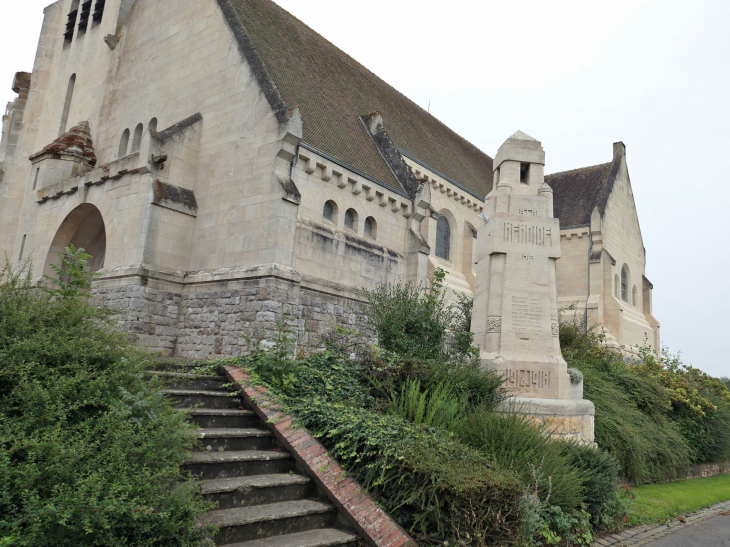 Le monument aux morts au pied de l'église - Fresnes-Mazancourt