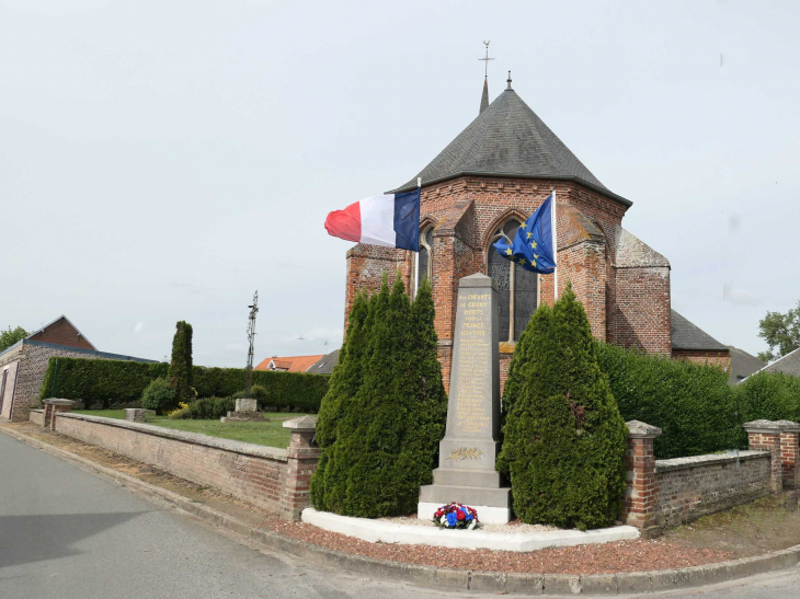 Le monument aux morts au chevet de l'église - Gruny