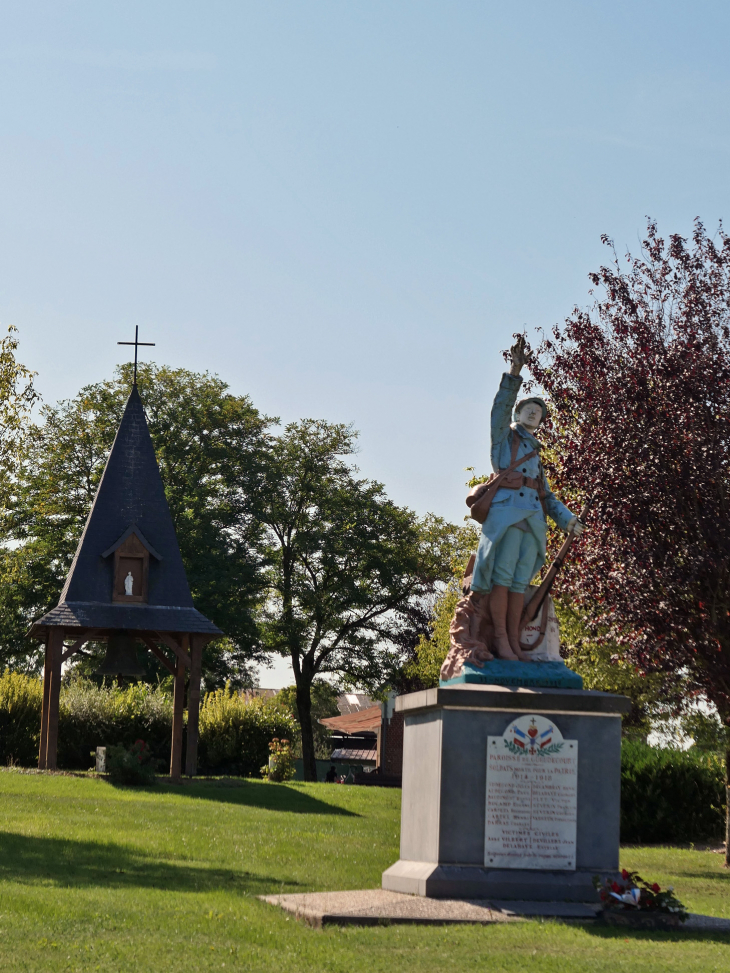 Le monument aux morts et le clcoher de l'église disparue - Gueudecourt
