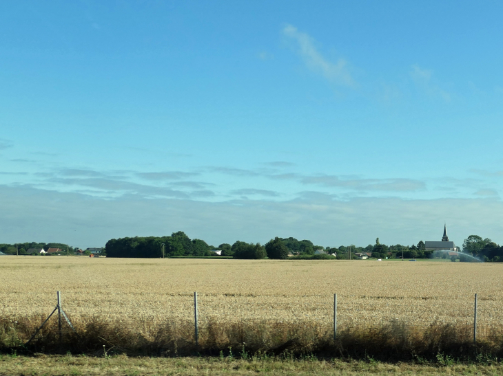 Le village vu de l'autoroute A29 - Lamotte-Warfusée