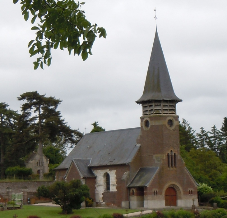 L'église vu d'un chemin rural proche - Languevoisin-Quiquery