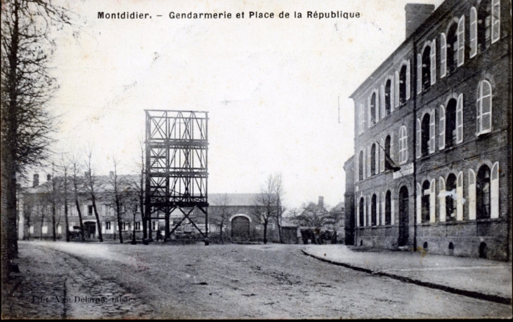 Gendarmerie et place de la République, vers 1907 (carte postale ancienne). - Montdidier