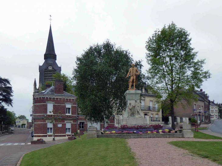 La place Parmentier, la statue et le clocher de l'église Saint PIerre - Montdidier