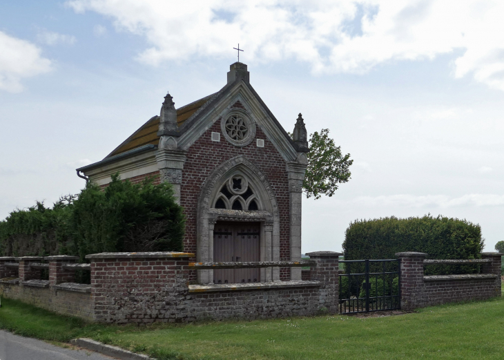 La chapelle funéraire Boitel au bord de la route - Parvillers-le-Quesnoy