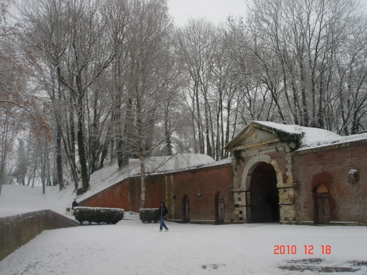 Porte de bretagne en neigé - Péronne