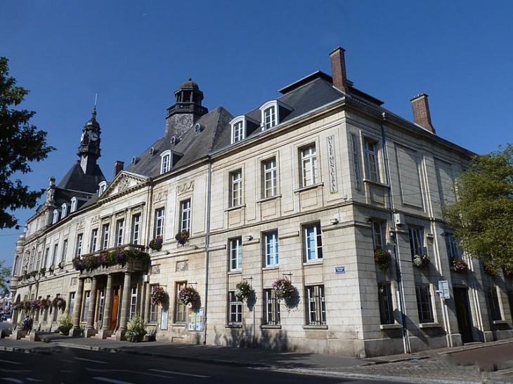 L'hôtel de ville côté rue  - Péronne
