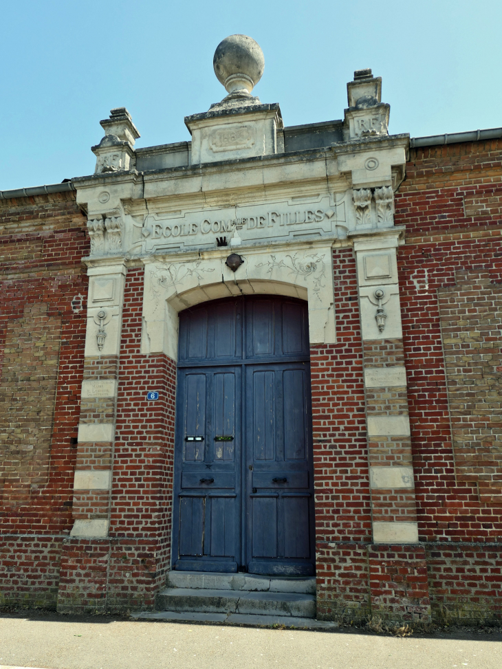 L'entrée de l'école des filles - Rosières-en-Santerre