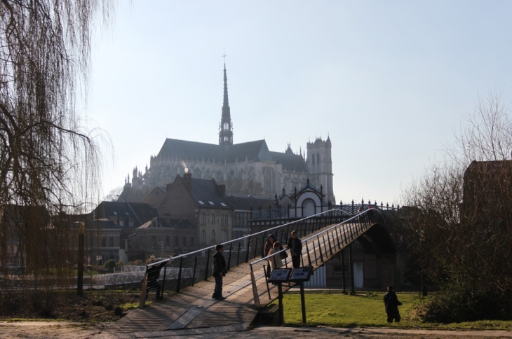 Depuis le parc Saint Pierre , le pont Samarobriva et derrière La cathédrale notre Dame d'Amiens - Vaux-sur-Somme