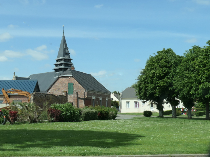 La place en herbe : vue sur l'église - Vrély
