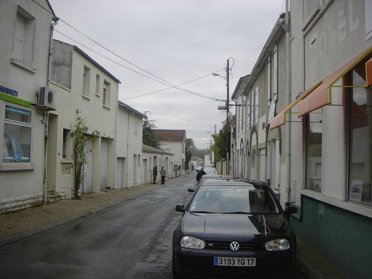 Rue O Mureau depuis la place de la République - Aigrefeuille-d'Aunis