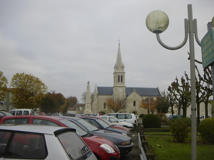 Eglise vue de la place de la République - Aigrefeuille-d'Aunis