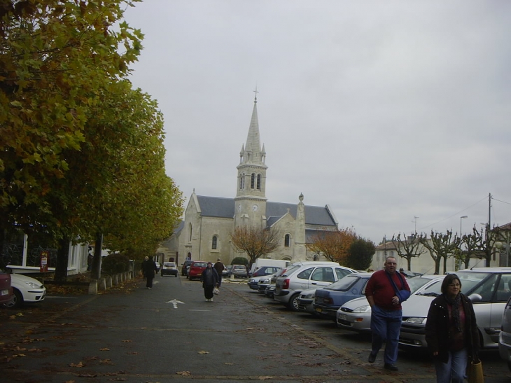 Place de la République vue sur l'église - Aigrefeuille-d'Aunis