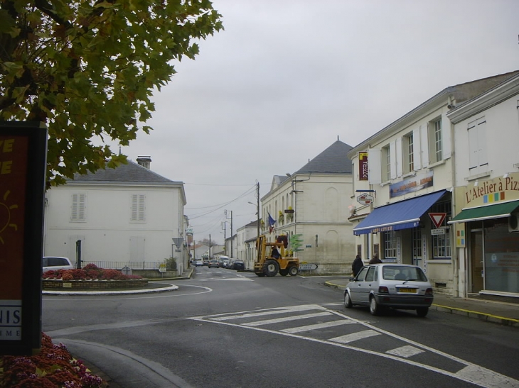 Rue de l'Aunis vue du rond point de la place de la République - Aigrefeuille-d'Aunis