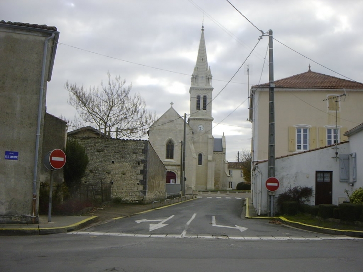 Eglise vue depuis la route de saint Christophe - Aigrefeuille-d'Aunis