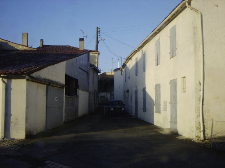 Ruelle depuis la rue des Bouchers vers la rue de Virson - Aigrefeuille-d'Aunis