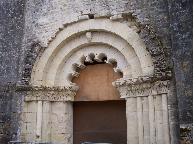 Portail église St Martin 12e siècle - Aujac