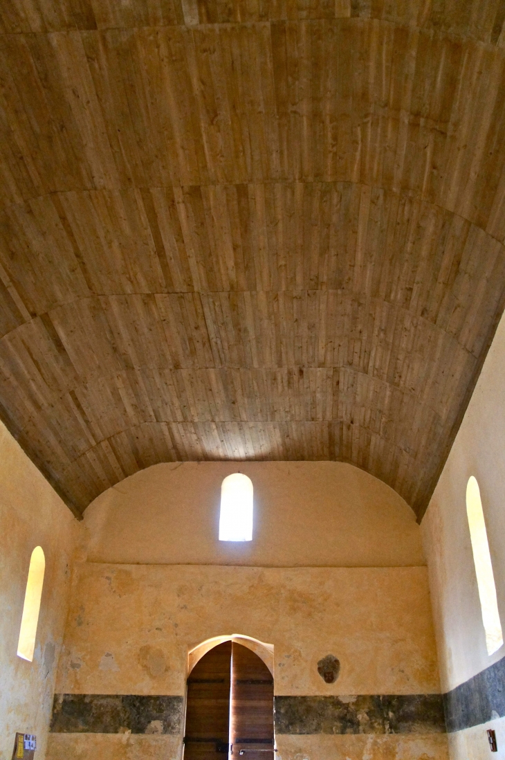 Eglise Notre Dame - Le plafond en forme de coque de bateau renversé en bois. - Avy