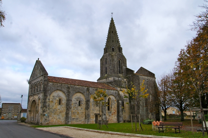 L'église Notre Dame, mèle éléments romans et gothiques, du XIIe siècle (1175). - Avy