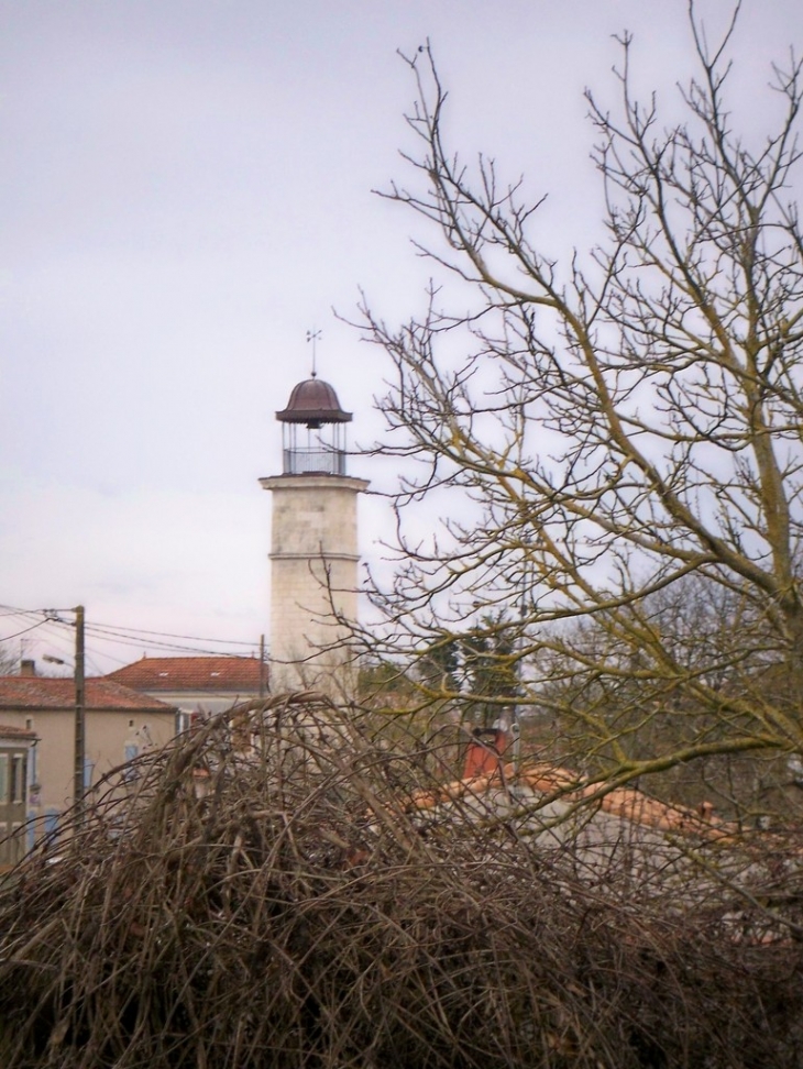 Vue de la tour des six sots depuis la bascule face à la mairie - Benon
