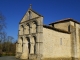 L'église XIIème (IMH) et sa façade saintongeaise.