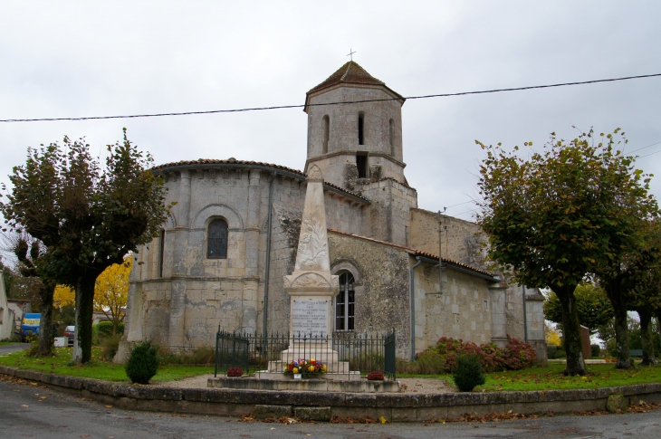 L'église Saint Martin et le Monument aux Morts. - Clam