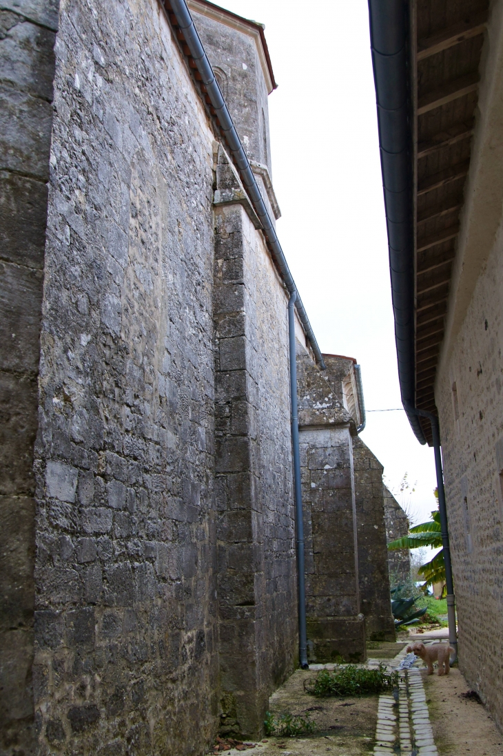 Ruelle de la façade sud de l'église Saint Martin. - Clam
