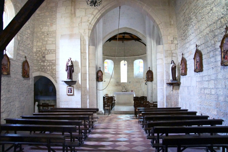 Eglise Saint Martin -La Nef vers le choeur. - Clam