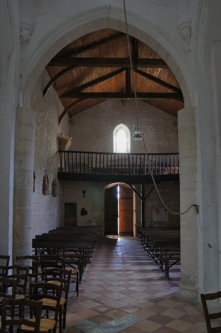 Eglise Saint Martin - La nef vers le portail. - Clam