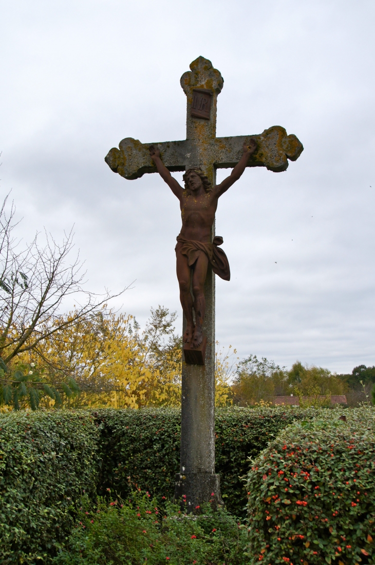 Croix du Christ près de l'église Saint Martin. - Clam