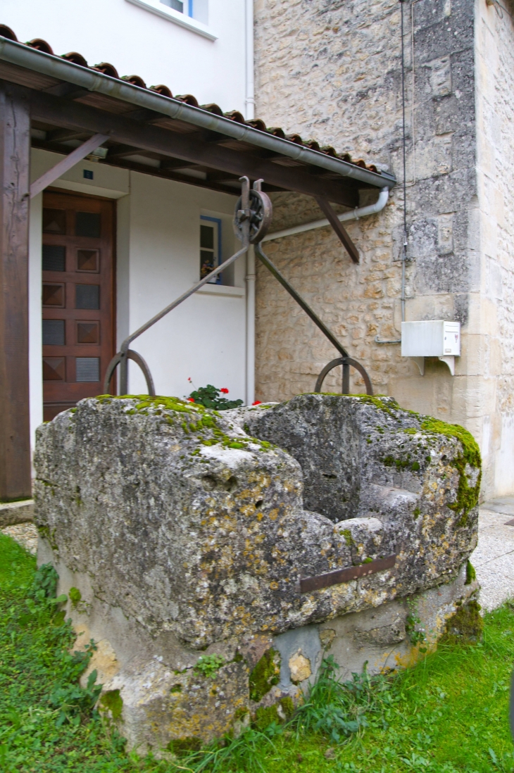 Le puits ancien du village. - Clion